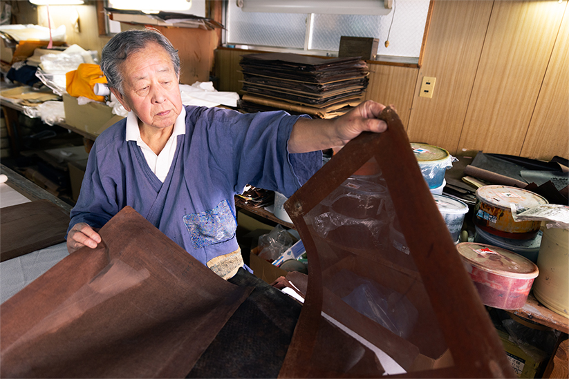 伊勢形を手にする大野さん