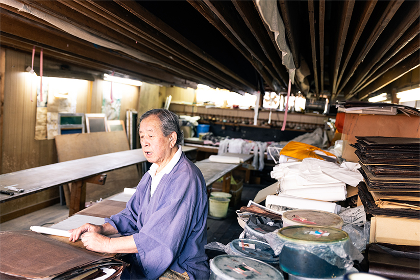 工房で仕事について語る大野さん
