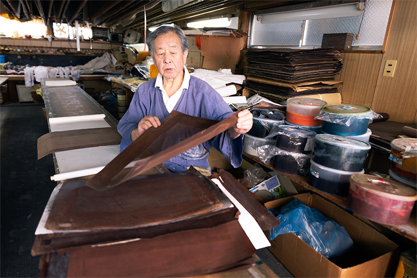 伊勢形コレクションを紹介してくれる大野さん