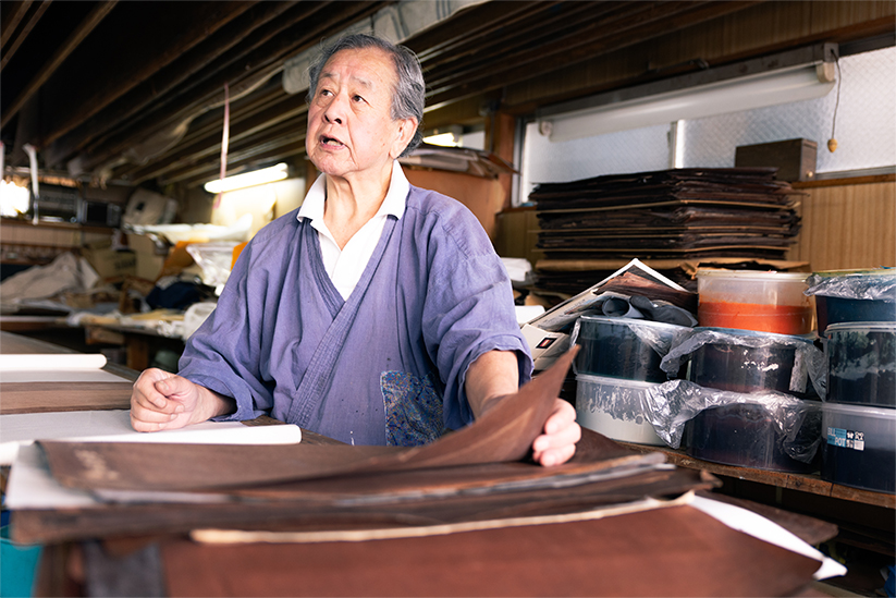 伊勢形コレクションを紹介してくれる大野さん