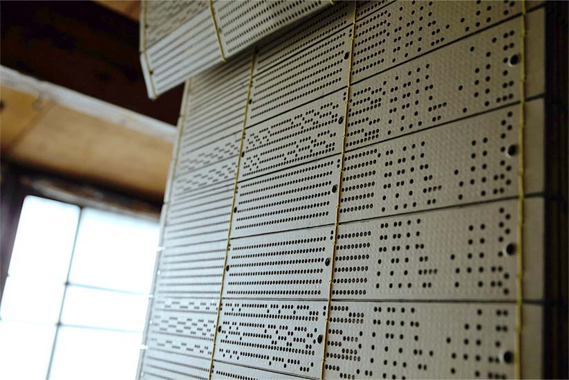 米沢で初めてのジャガード織機で使用されるパンチカード