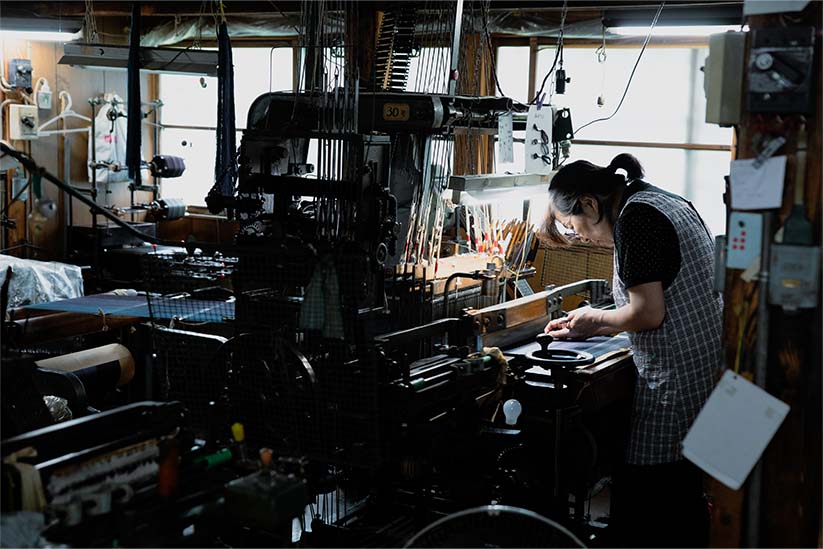 白根澤の工房の風景。熟練の職人が織機を動かす