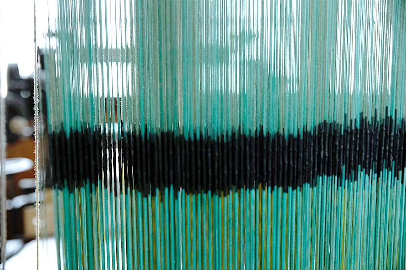 白根澤の工房の風景。染色された糸が下げられている