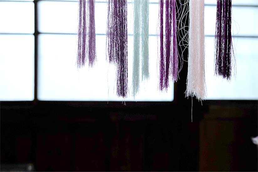 白根澤の工房の風景。染色された糸が下げられている