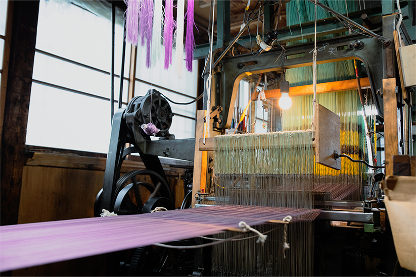 生地を織る年季の入った織機