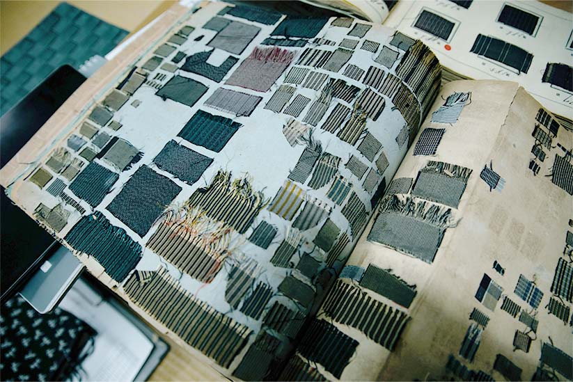 白根澤の生地のサンプルが貼られた台帳