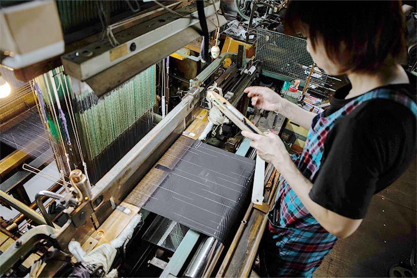 織機に向かう白根澤の職人