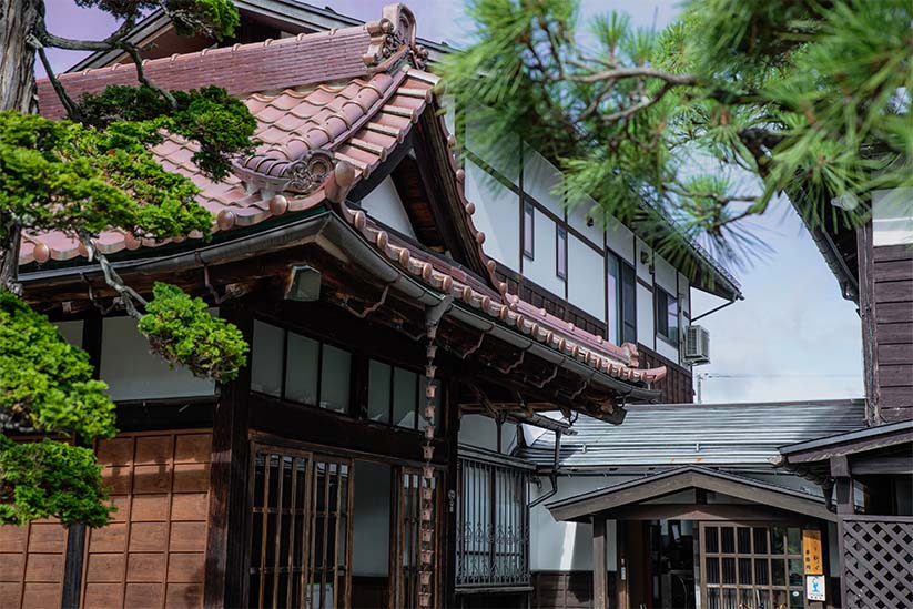 伝統的な日本家屋の中に新田の工房がある