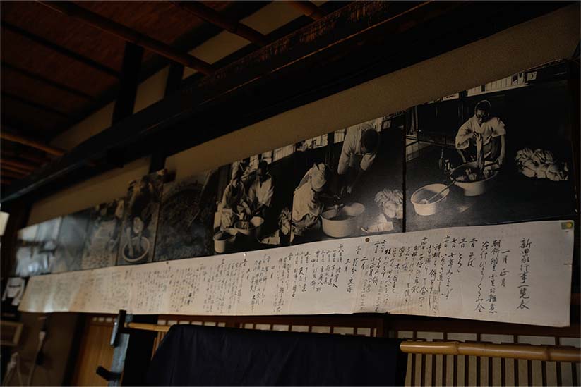 壁に飾られているのは新田秀次・富子の時代の花摘みから紅花染めまでの工程を写した写真