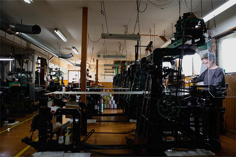 年季の入った織機が並ぶ米沢にある新田の工房