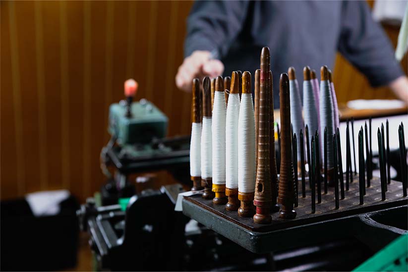 年季の入った織機が並ぶ米沢にある新田の工房