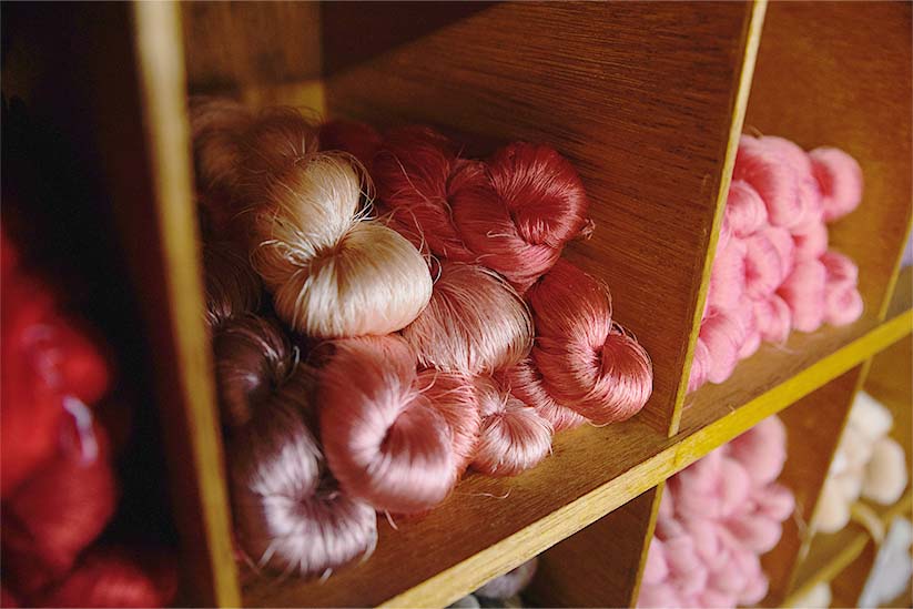 米沢の新田で染め上げた色とりどりの糸が並ぶ