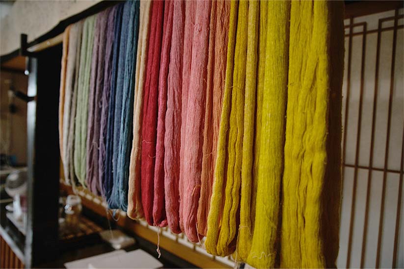 米沢の新田で染め上げた色とりどりの糸が並ぶ