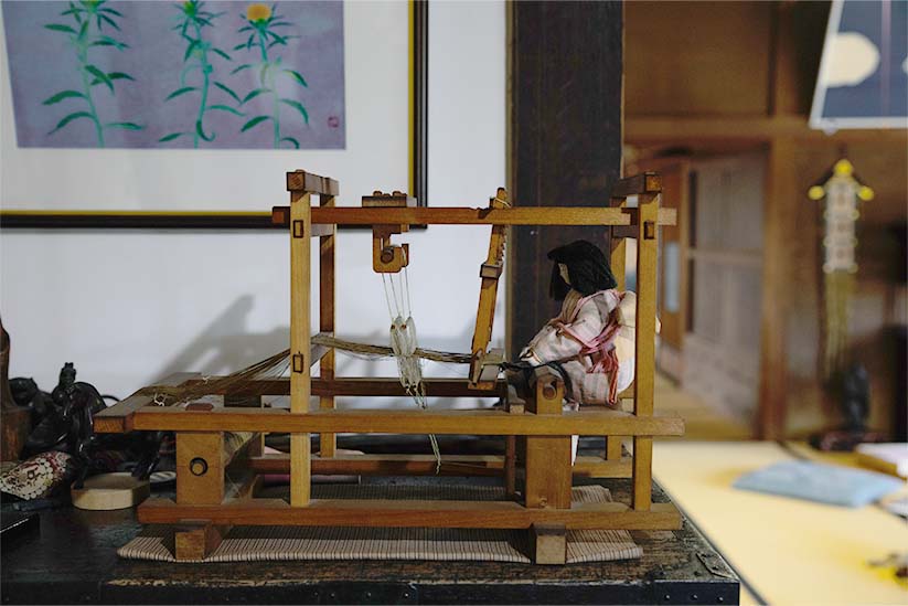 米沢の新田工房の歴史を感じさせる機織り人形