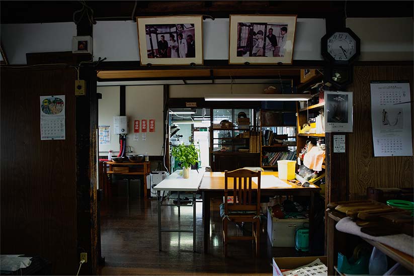 米沢の新田工房の様子と機織り作業の様子