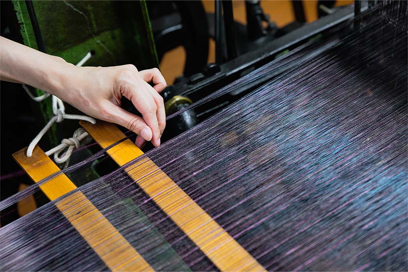 米沢の新田工房の様子と機織り作業の様子