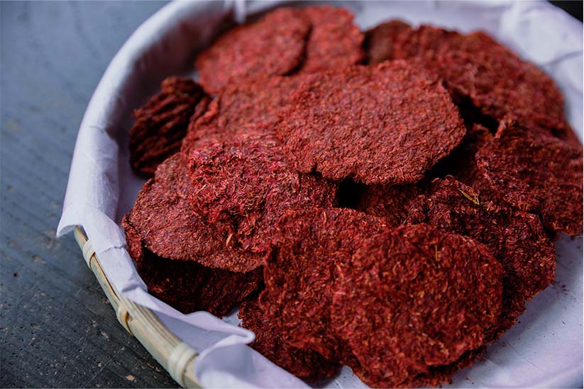 紅花を発酵させて、紅餅と呼ばれる染料の元となる加工品を作る