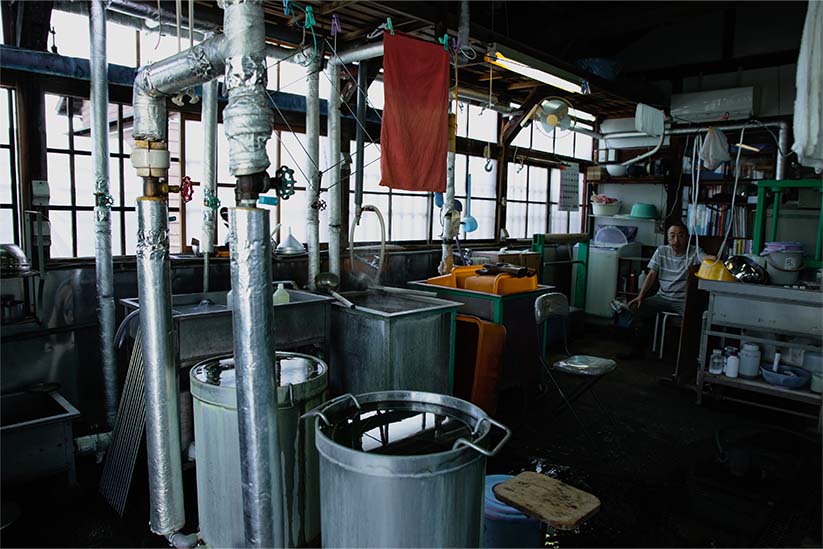 染色の工房と台帳に張られた色見本