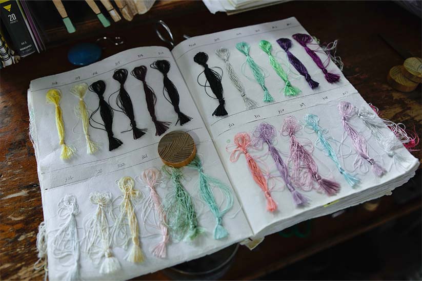 染色の工房と台帳に張られた色見本