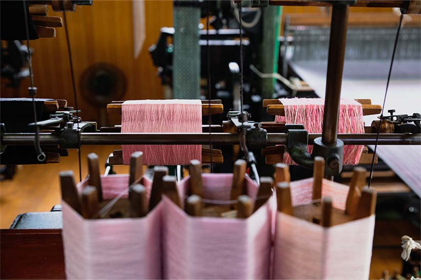 機織りの様子と新田で制作された生地