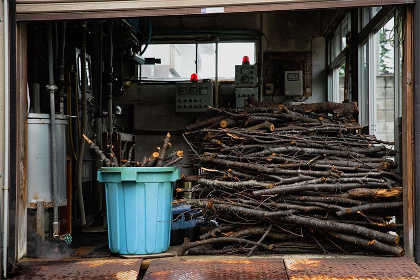 染料となる桜の枝が積まれている