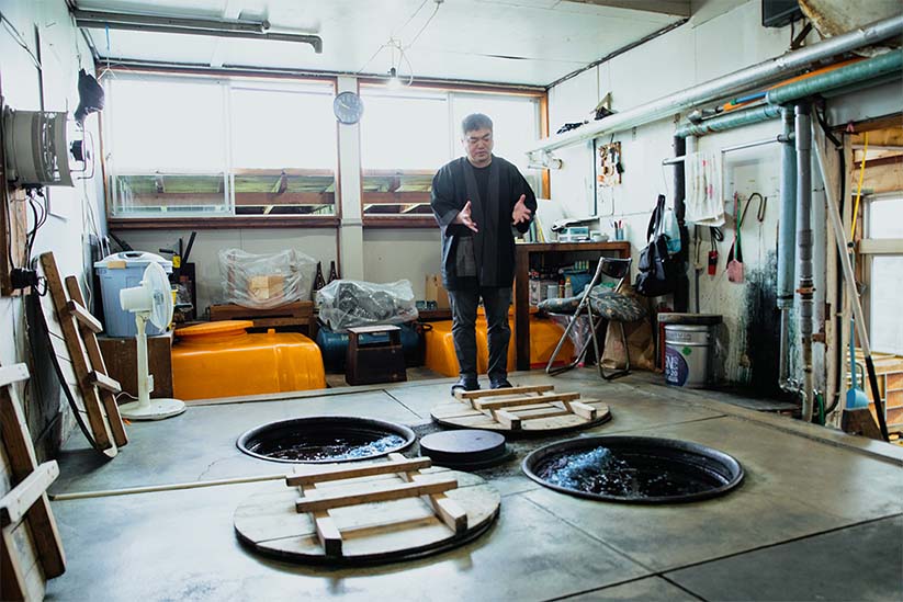 藍甕の前で説明をしてくれる諏訪豪一さん