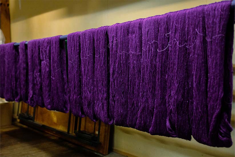 紫根で染められたばかりの絹糸