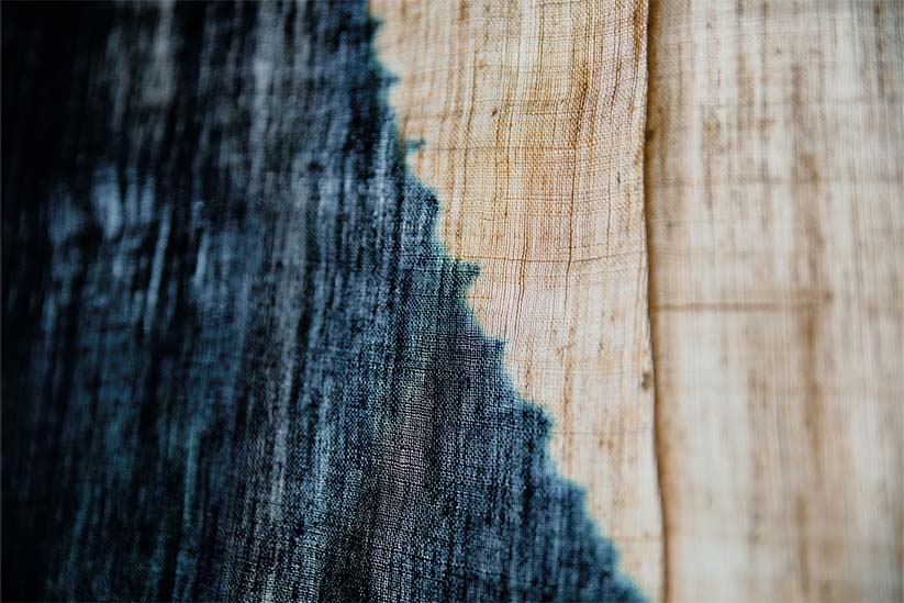 藍で染められた野々花染工房の暖簾