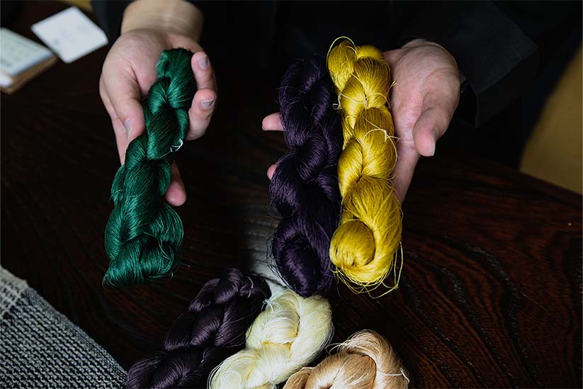 天然染料で染色された絹糸