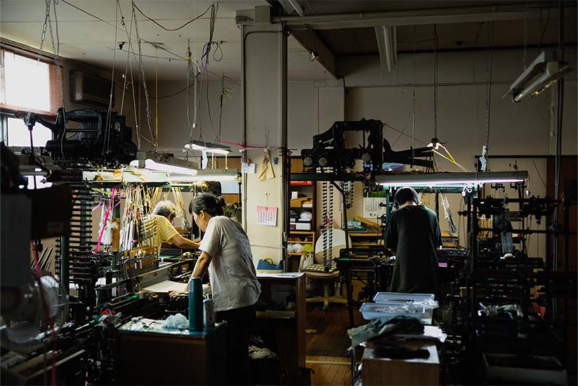 機械織機が立ち並ぶ野々花染工房の風景