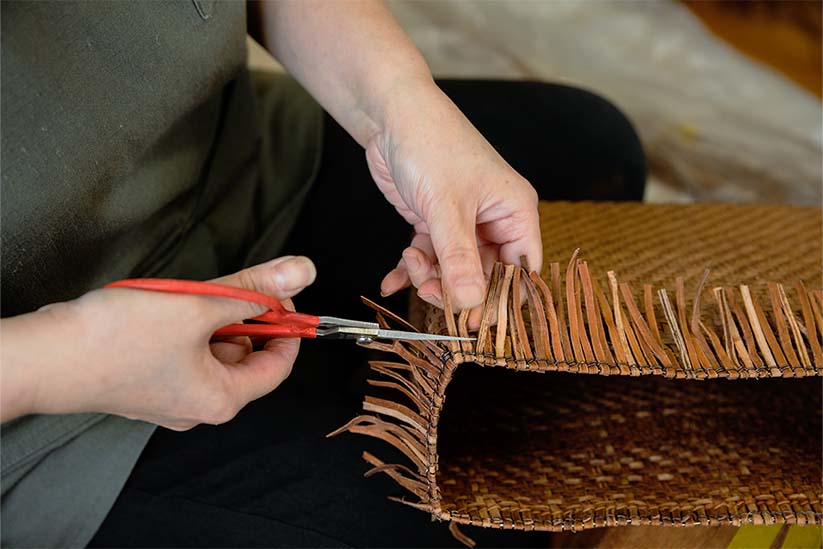 編カゴをつくる野々花染工房の職人