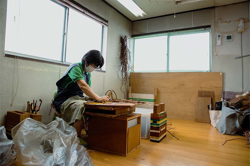 編カゴをつくる野々花染工房の職人