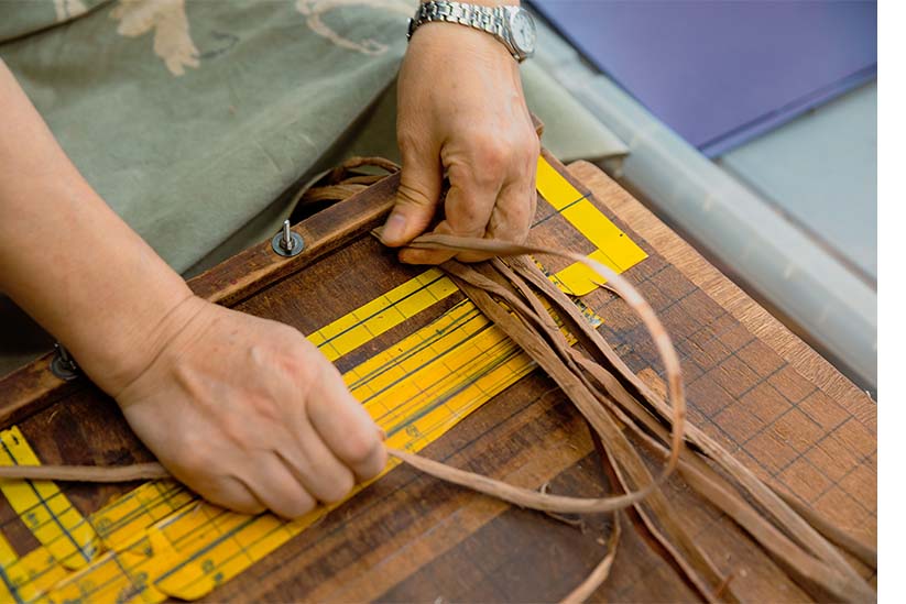 編カゴを制作中