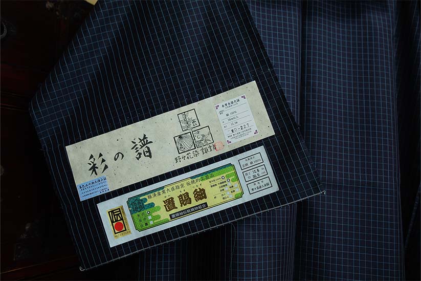 野々花染工房が生み出す織物。深みのある藍色が美しい