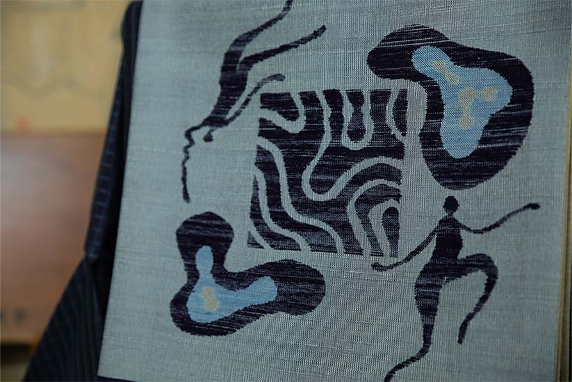 野々花染工房が生み出す織物。深みのある藍色が美しい