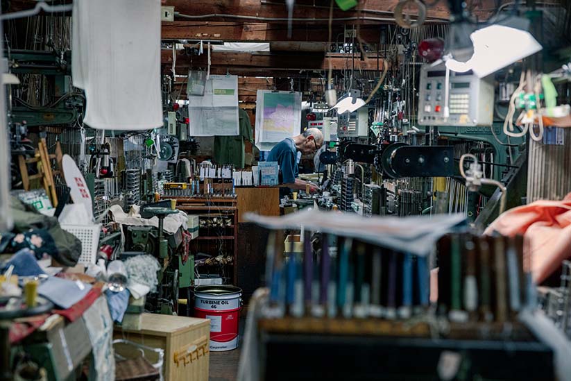 工房の風景。何人もの職人さんが帯地を織っています