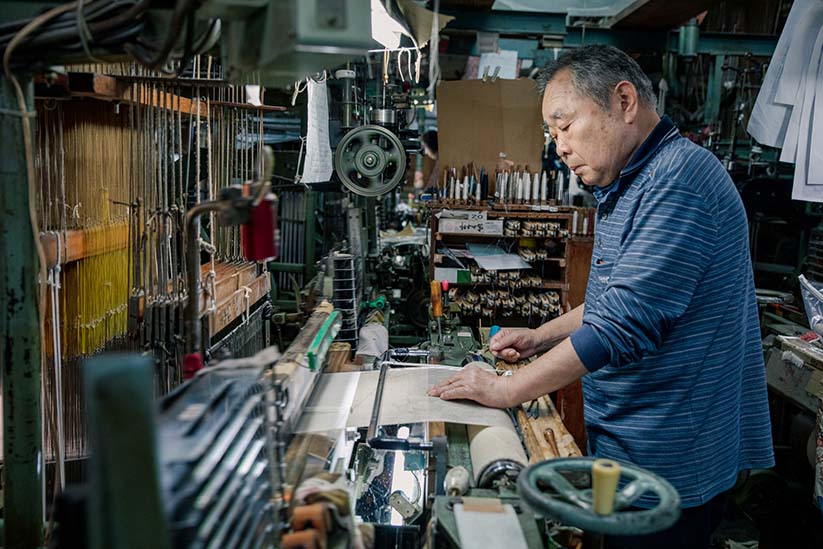 工房の風景。何人もの職人さんが帯地を織っています