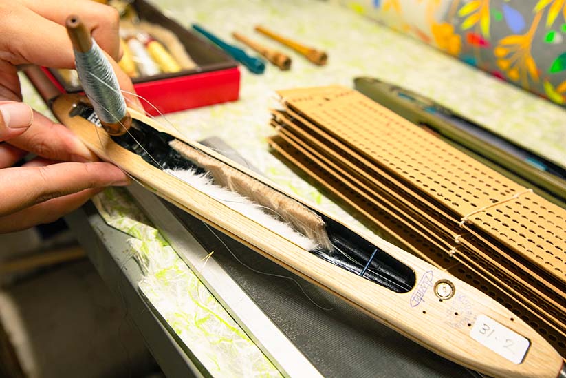 濡緯（ぬれぬき）用にクッション材が付けられた杼