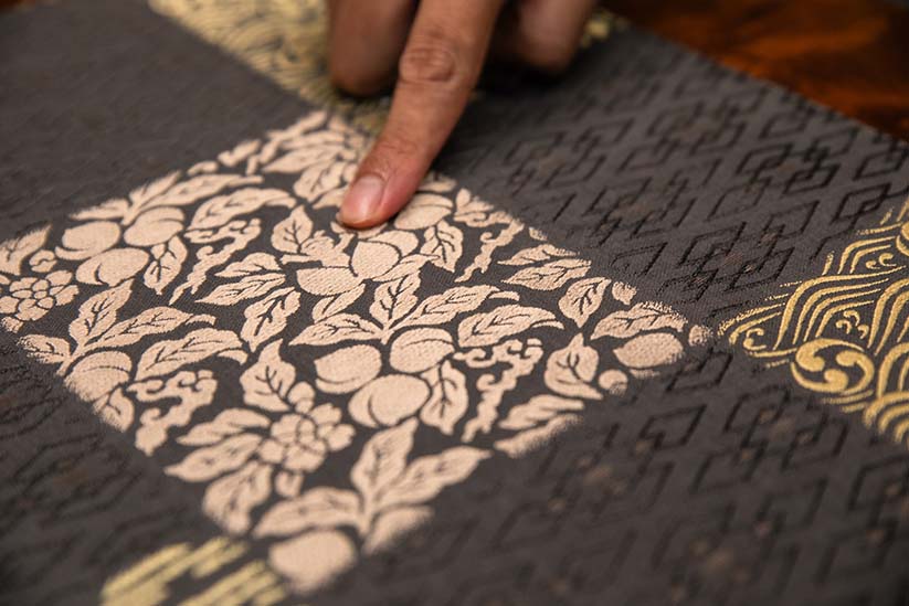 桃太郎や金太郎の図柄が織られた帯地。今は再現が難しいのだといいます