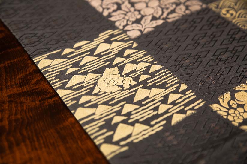 桃太郎や金太郎の図柄が織られた帯地。今は再現が難しいのだといいます