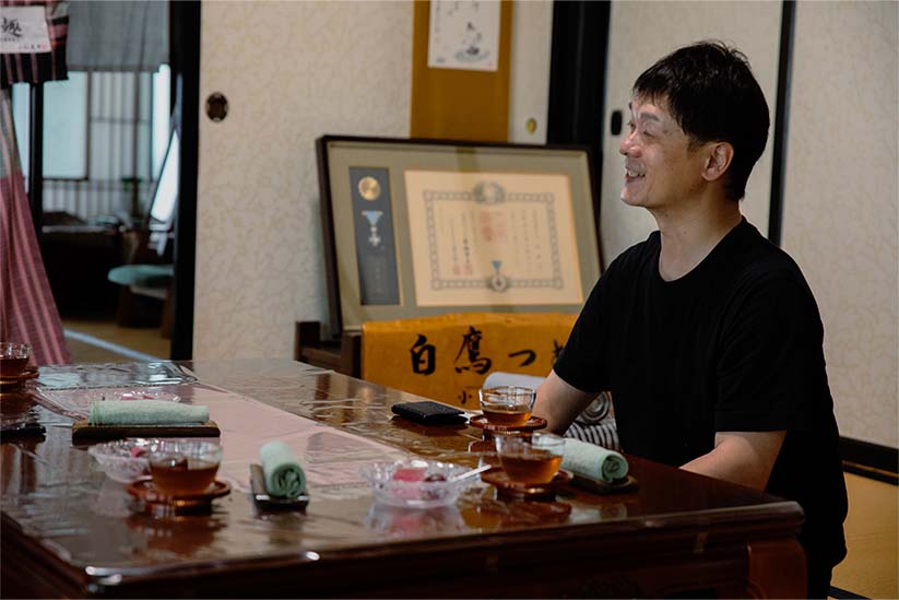 笑顔で語る小松代表