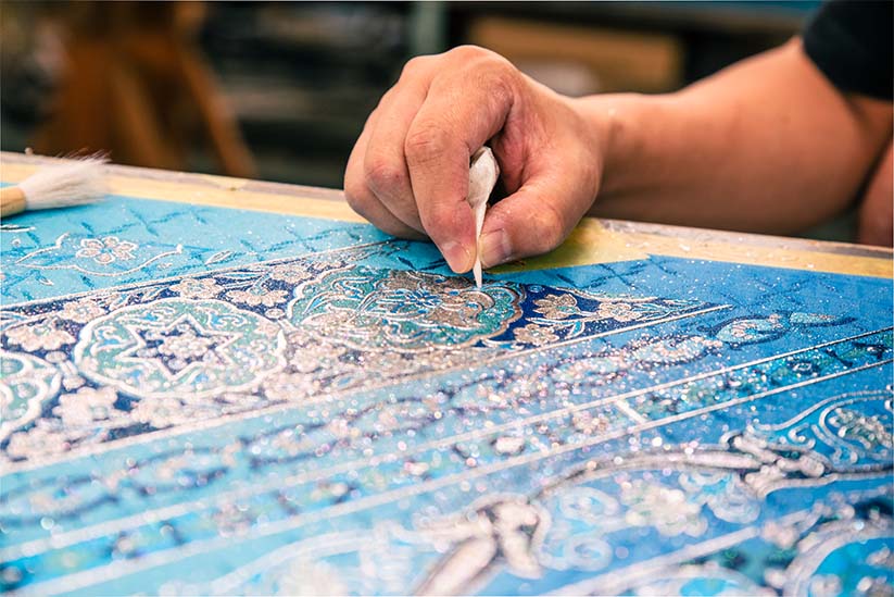 立体的で盛り上がりのある図柄を描く職人