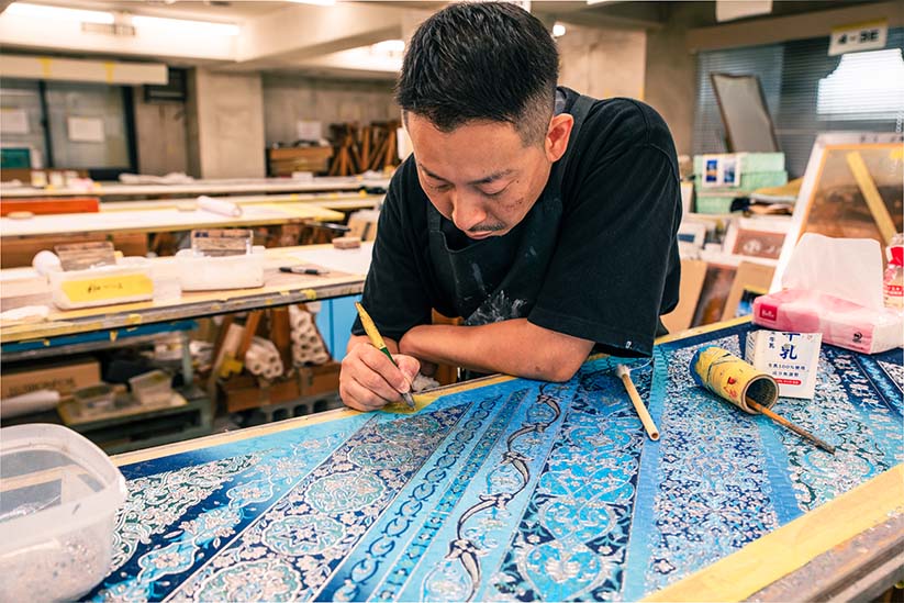 立体的で盛り上がりのある図柄を描く職人