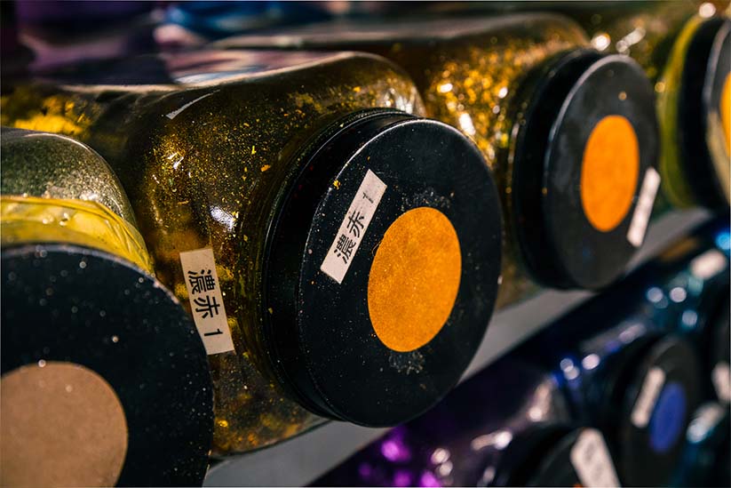 金彩に使用する色とりどりの金箔