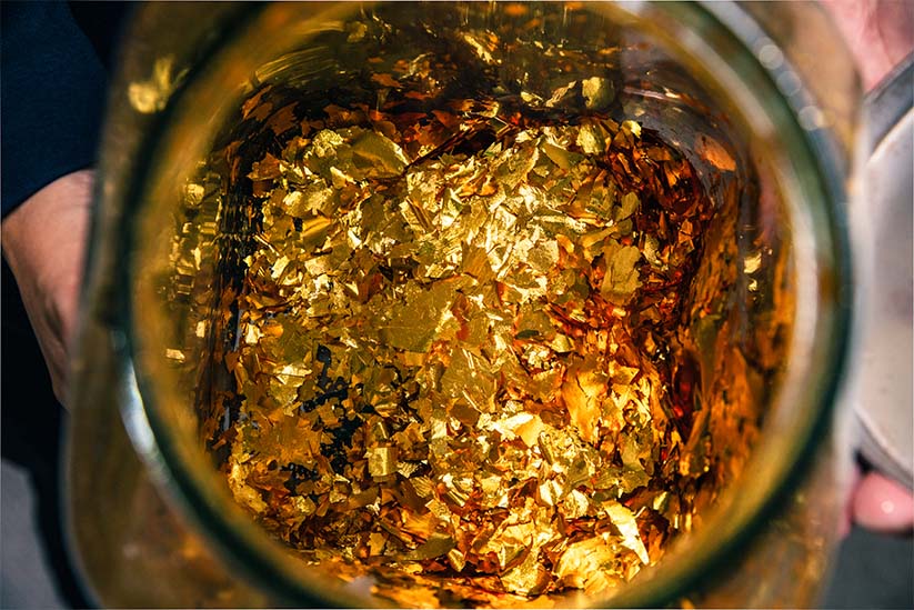 金彩に使用する色とりどりの金箔