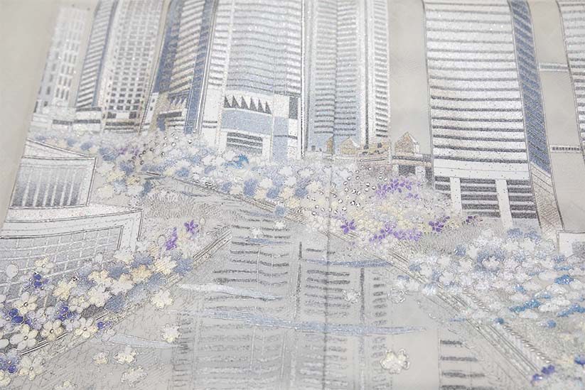 光映工芸が手掛けた着物。横浜の街並みが金彩で表現されている。