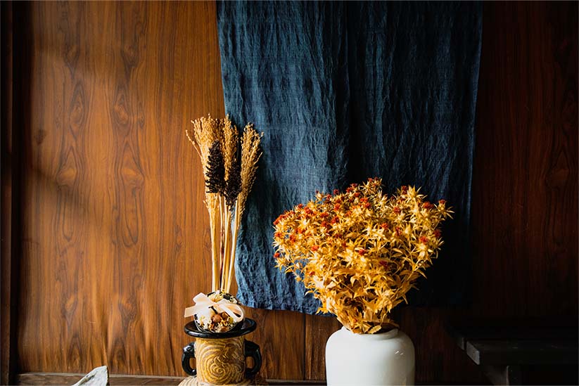 齋英織物の風景。紅花とススキが季節を伝えます