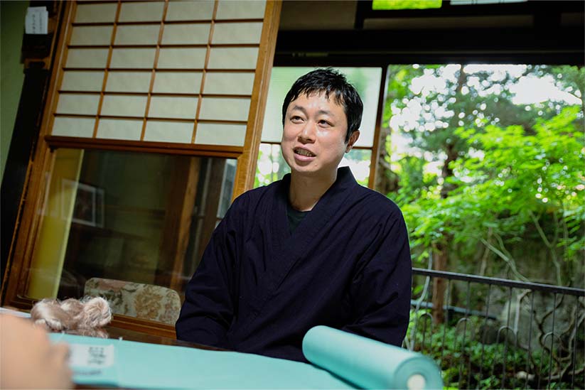工房について語る佐藤社長