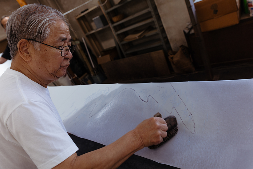 地染めの作業を行う職人