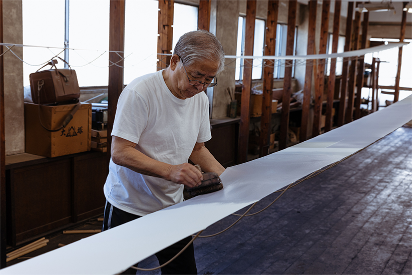 地染めの作業を行う職人